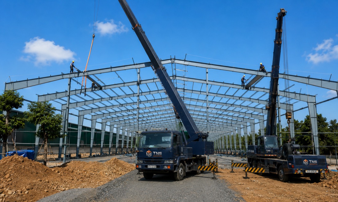 Cẩu lắp dựng nhà xưởng thép TNS Industrial