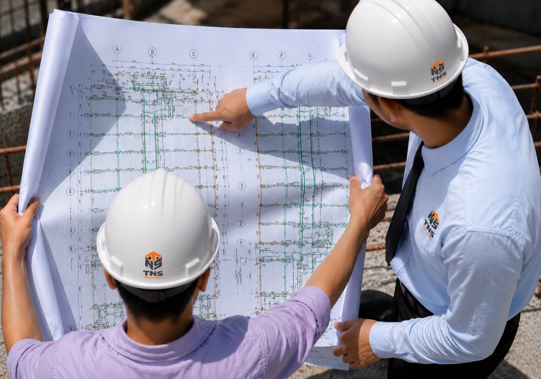 Kỹ sư TNS kiểm tra bản vẽ kết cấu trước nghiệm thu